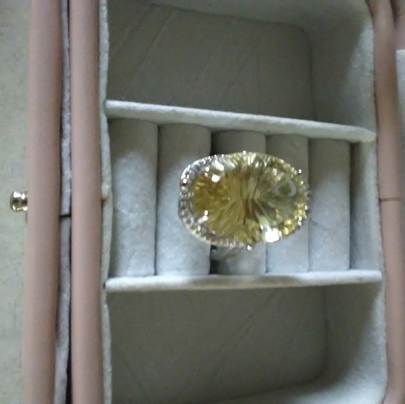 NWOT beautiful size 7 yellow quart ring - Picture 4 of 8